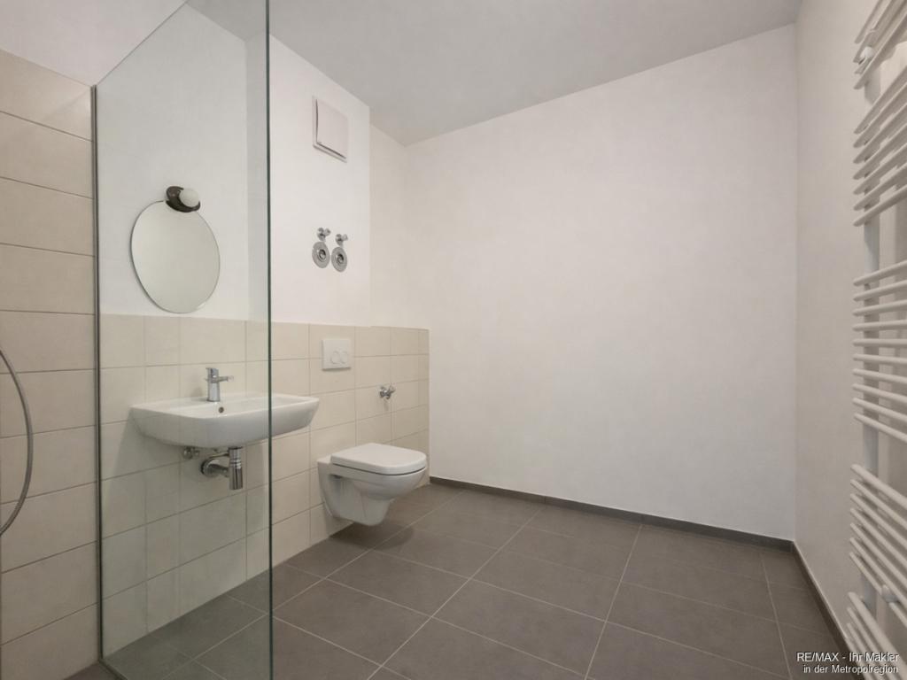Moderne Dachgeschosswohnung mit Aufzug, Fußbodenheizung & Tiefgarage - Photo 1