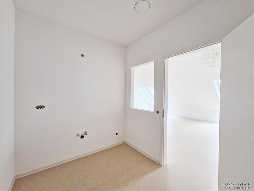 Moderne Dachgeschosswohnung mit Aufzug, Fußbodenheizung & Tiefgarage - Photo 4