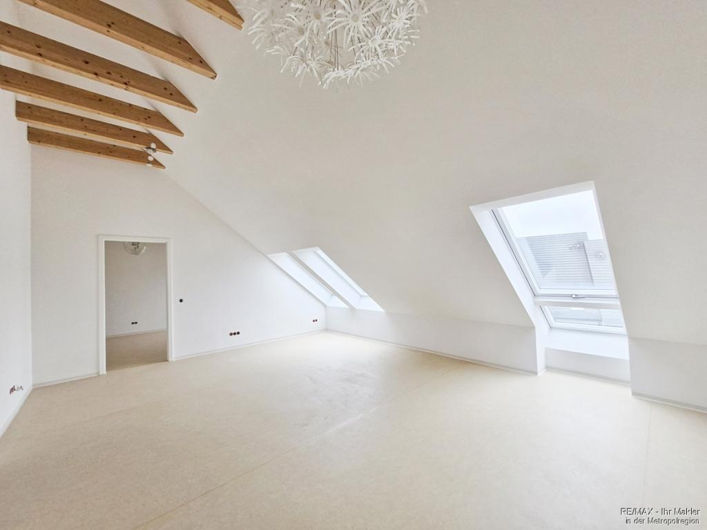 Moderne Dachgeschosswohnung mit Aufzug, Fußbodenheizung & Tiefgarage - Photo 2