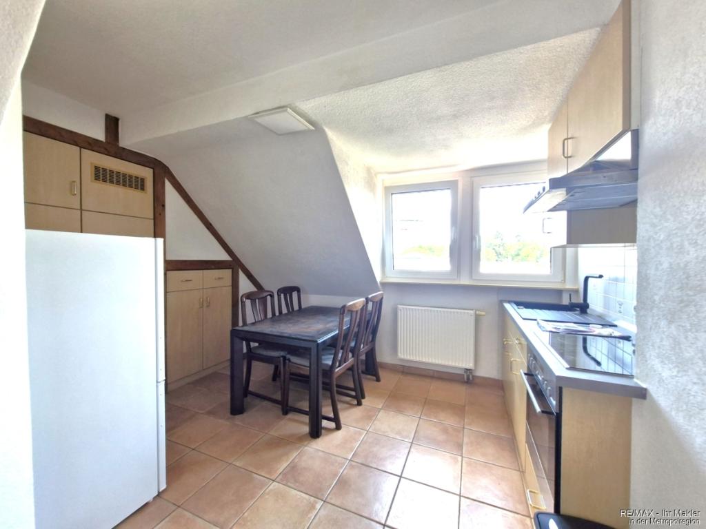 Charmante 3-Zimmer-Dachgeschosswohnung mit Einbauküche - Photo 1