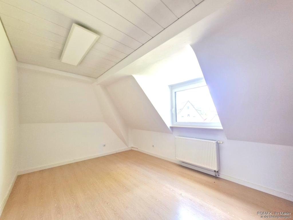 Charmante 3-Zimmer-Dachgeschosswohnung mit Einbauküche - Photo 3