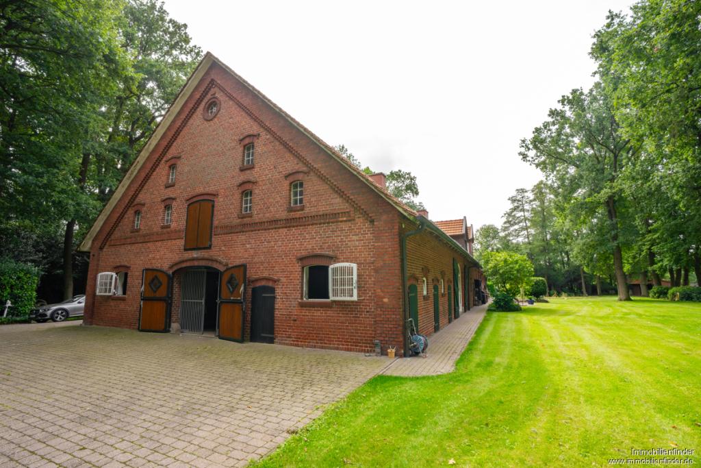 Seitenansicht - Eingang der 4 Pferdeboxen