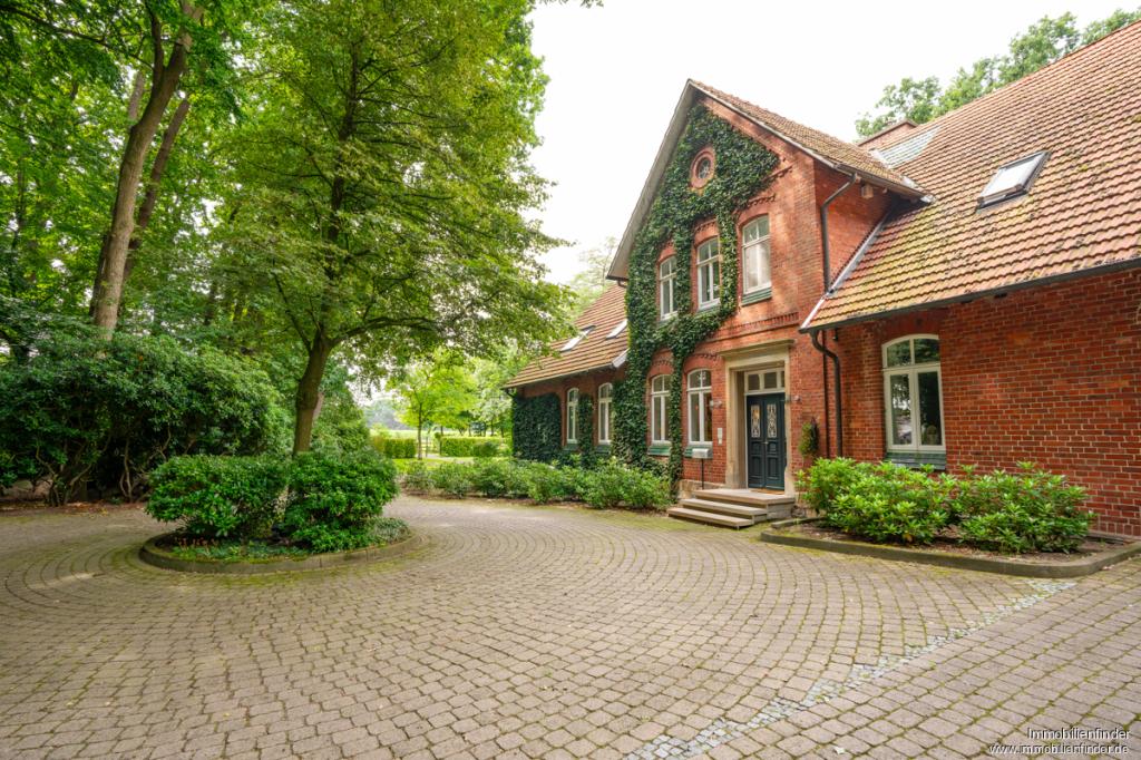 PKW-Rondell vor Haupthaus