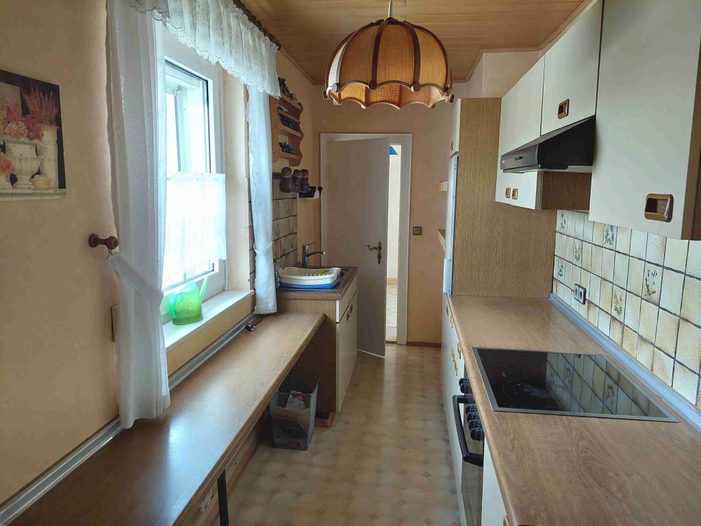 Küche mit Speisekammer oben