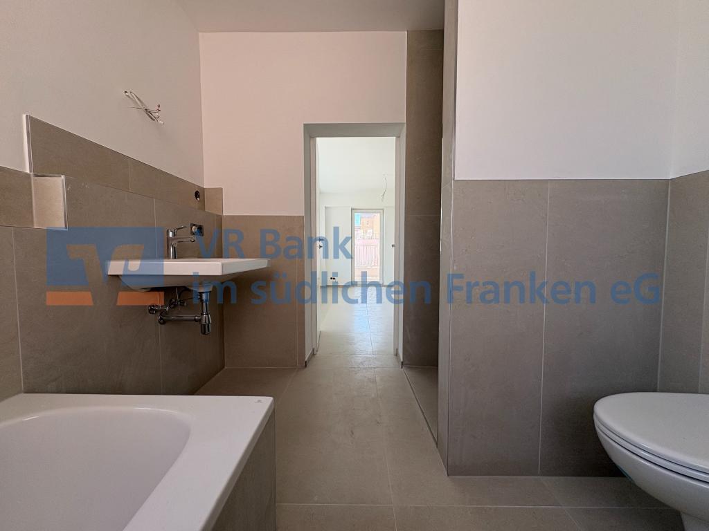 Großzügige 3-Zimmer-Etagenwohnung mit Balkon nach energetischer Kernsanierung in Gunzenhausen - Photo 3