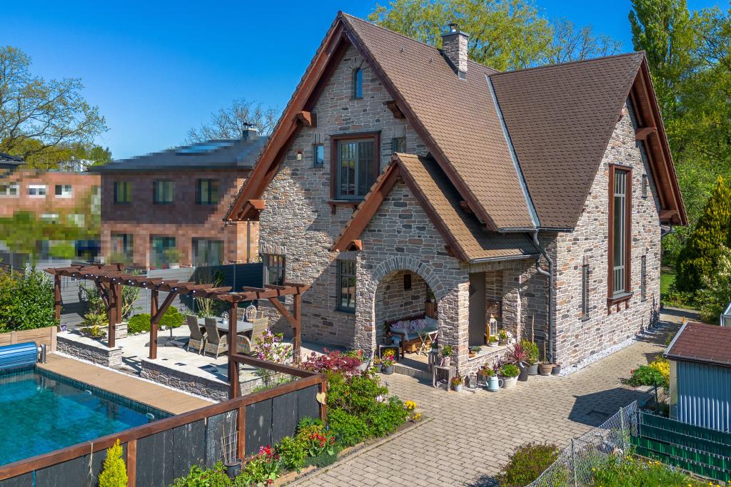 !Pinneberg-Hochwertiges-Einfamilienhaus-mit-Waldgrundstück-und-Pool-29