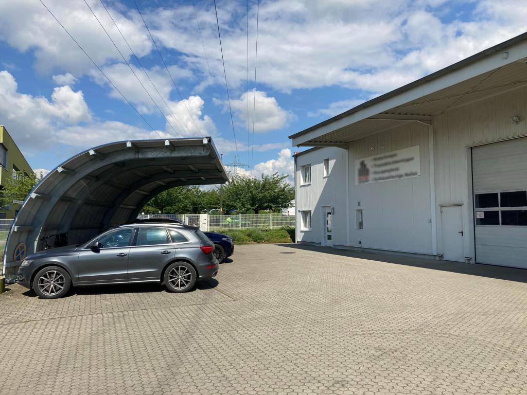Eingang mit Parkplätze