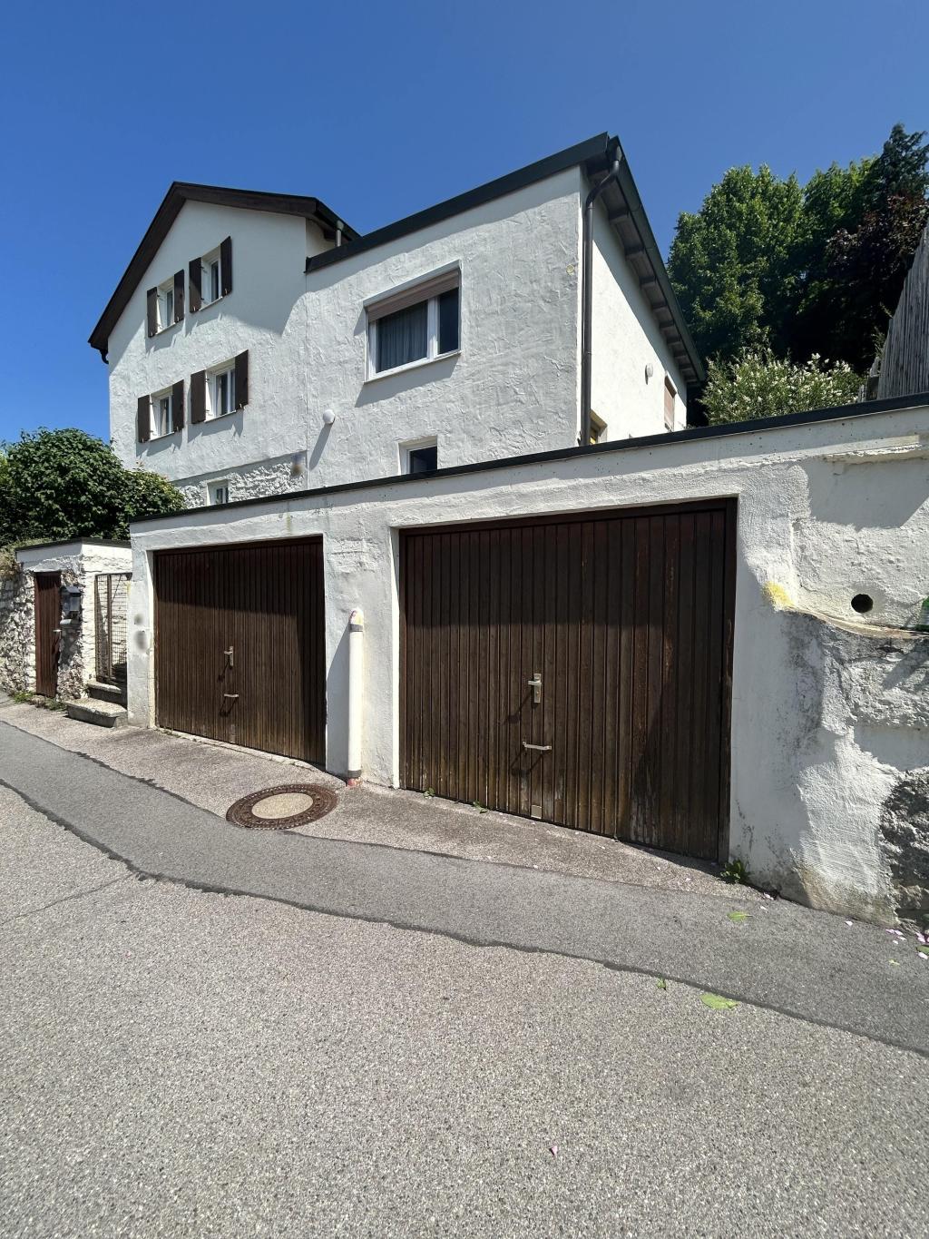 Außenansicht mit Garagen
