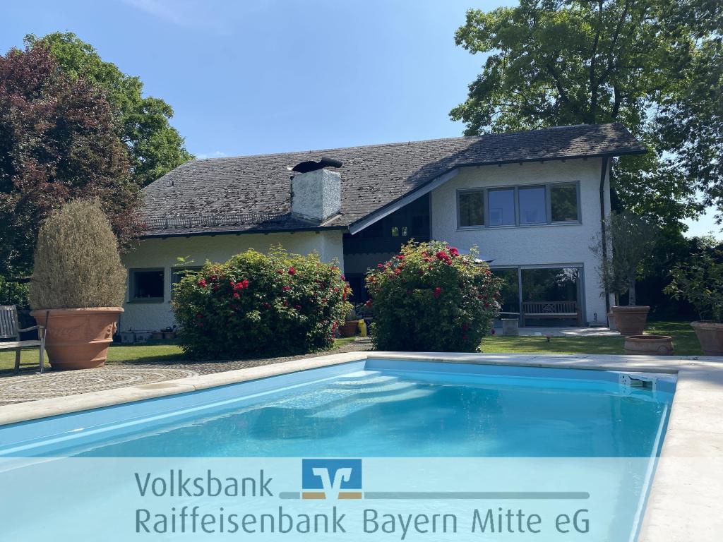 Außenansicht Haus mit Pool