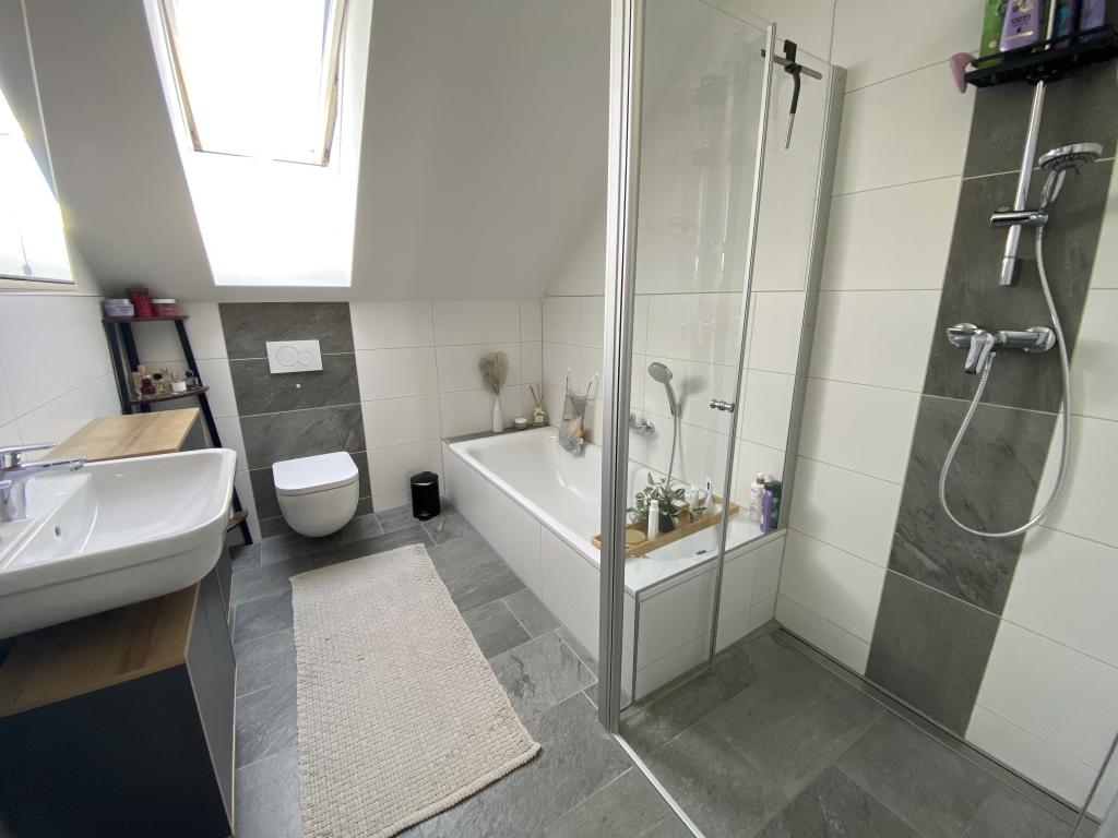 Modernes Wohnen unterm Dach – 3-Zimmer mit Balkon, Badewanne & Dusche - Photo 4