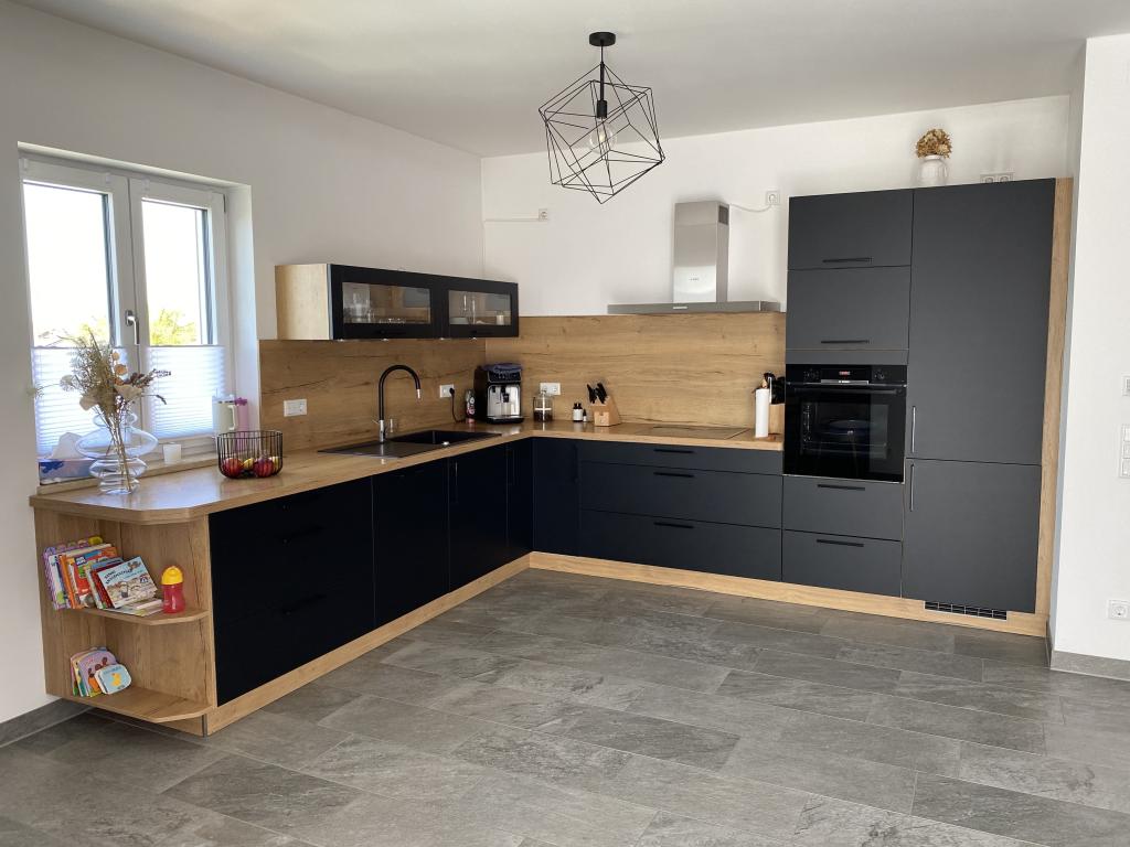 Modernes Wohnen unterm Dach – 3-Zimmer mit Balkon, Badewanne & Dusche - Photo 3