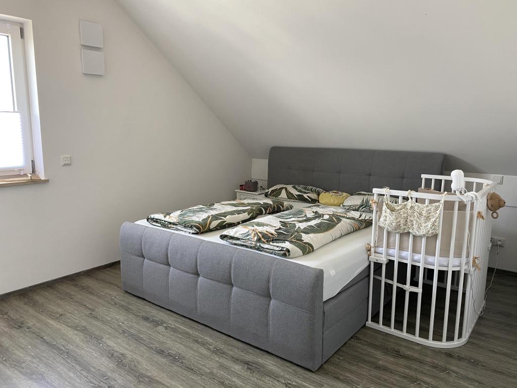 Modernes Wohnen unterm Dach – 3-Zimmer mit Balkon, Badewanne & Dusche - Photo 2
