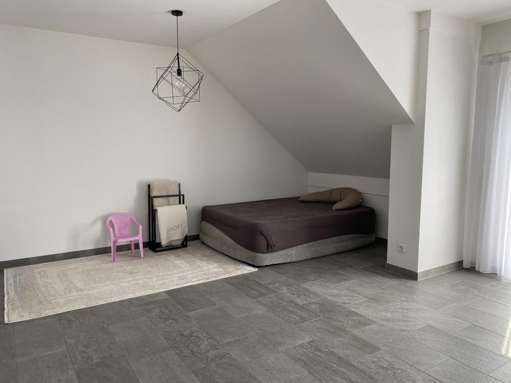 Modernes Wohnen unterm Dach – 3-Zimmer mit Balkon, Badewanne & Dusche - Photo 1