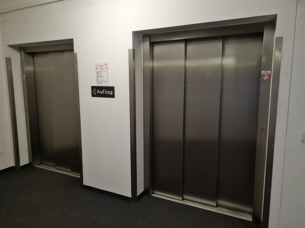 Aufzüge im Büroflur #133625