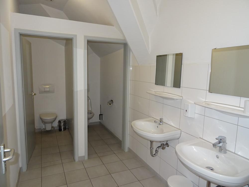 Eine der beiden WC-Anlagen für Damen #30866609