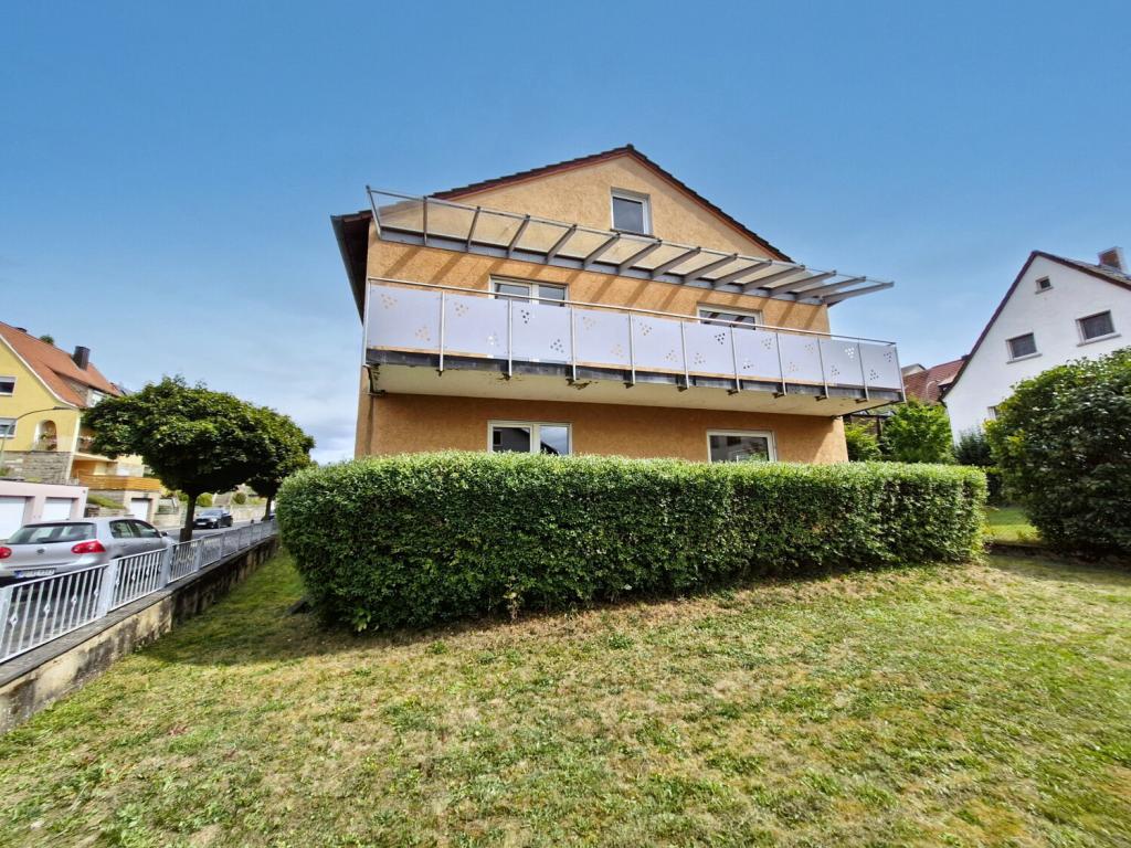 Ansicht der Giebelseite rechts, unten Terrasse oben Balkon, #134515 (1)