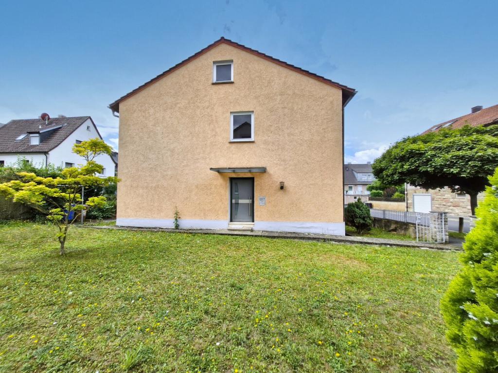 Giebelseite links, mit Hauseingang, #123456