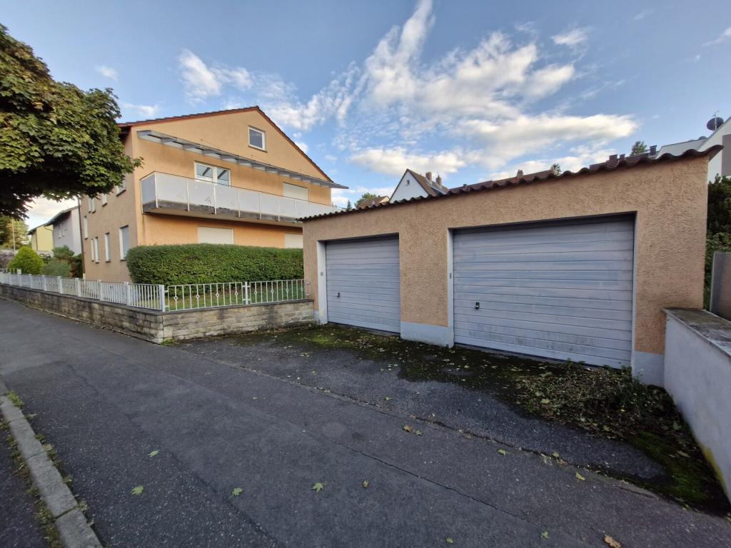 Panorama-Ansicht: Garagen und Haus, #181215