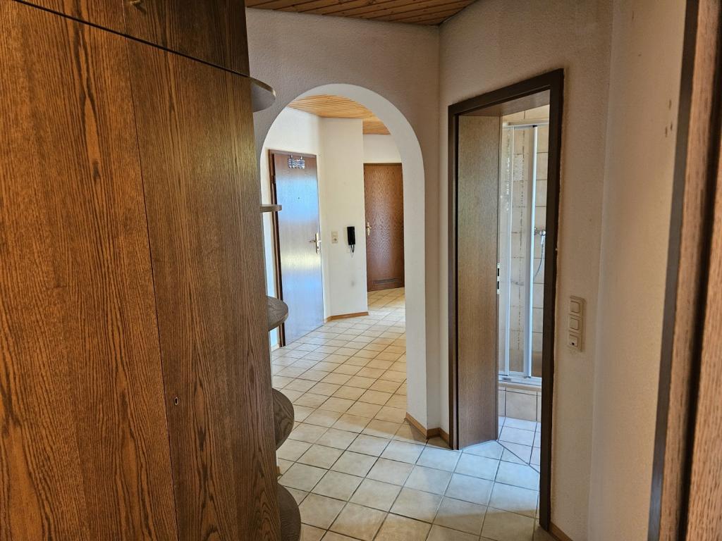 Flur mit schönem Rundbogen und Einbauschrank