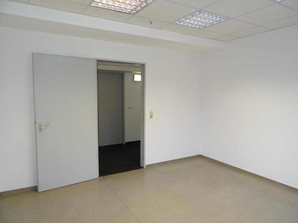 Büroraum-Teilansicht mit Blick zur Bürotüre, #DC08586
