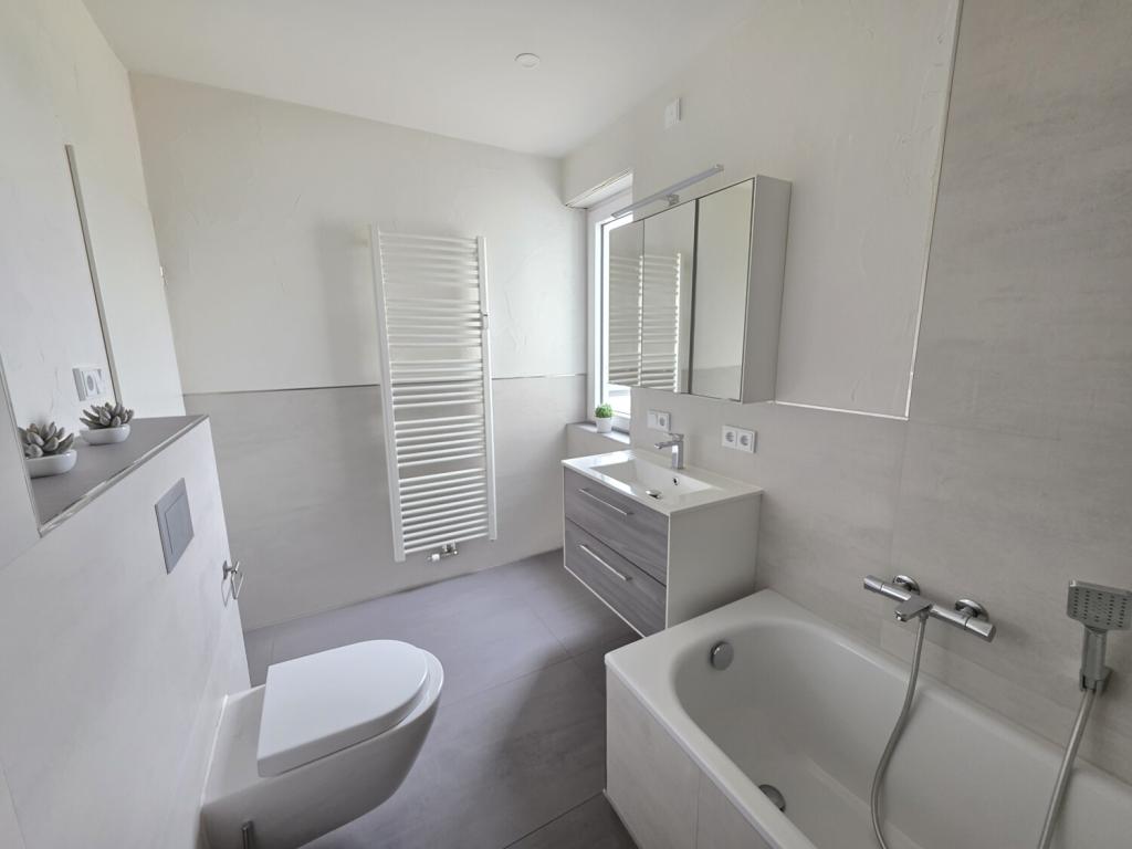 Ihr Tageslichtbad mit Wanne, WC und begehbarer Dusche (2) #150021