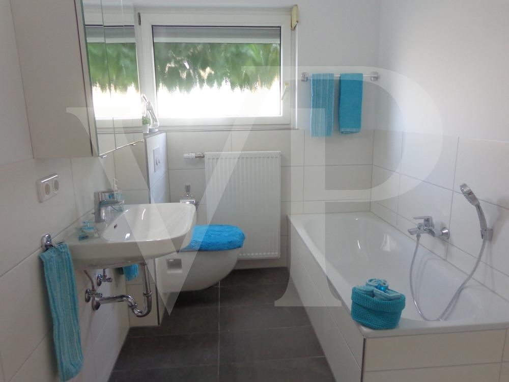 Sanierte 4 Zimmer-Wohnung in Würzburg-Versbach - Balkon mit Aussicht, Einbauküche, Doppel-Stellplatz - Photo 3