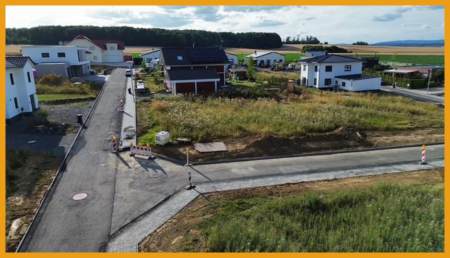 seitlicher Blick auf das Grundstück