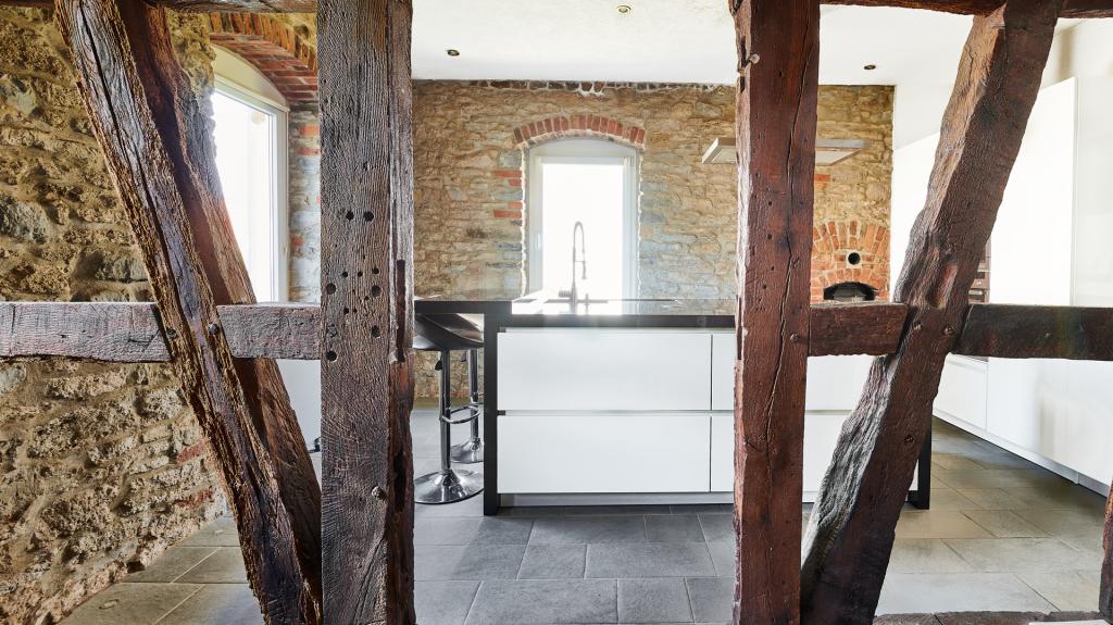 In der Küche trifft das Fachwerk auf die moderne Küche