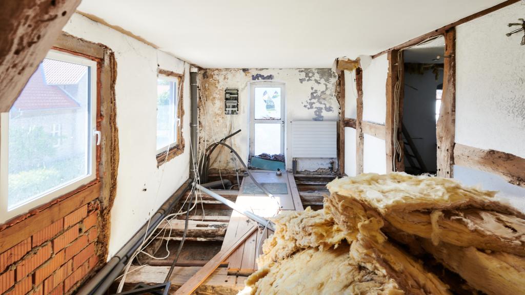 Schlafraum mit Zugang zum Balkon