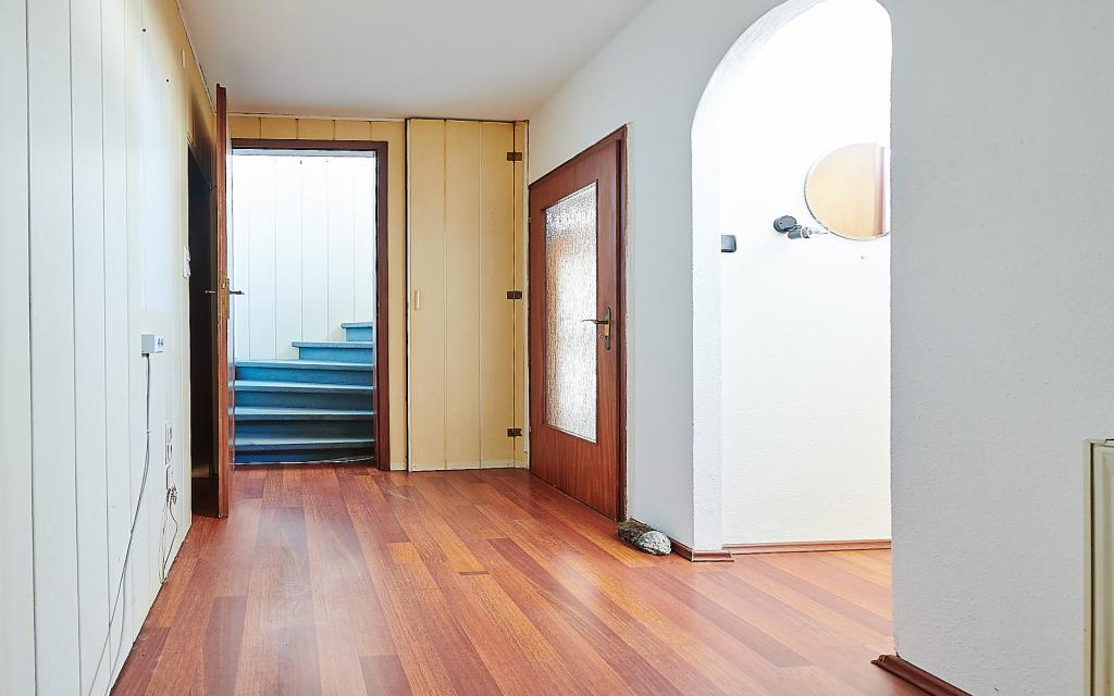 Der Flur im EG mit Blick in das Treppenhaus zum OG