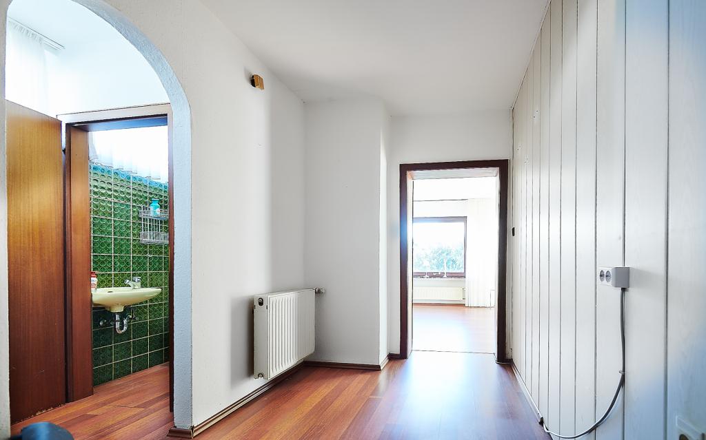 Der Flur mit Blick in das Wohnzimmer