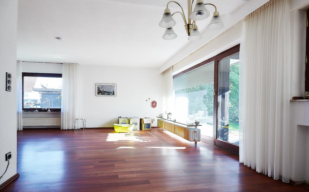 Das Esszimmer mit Blick in den offenen Wohnraum