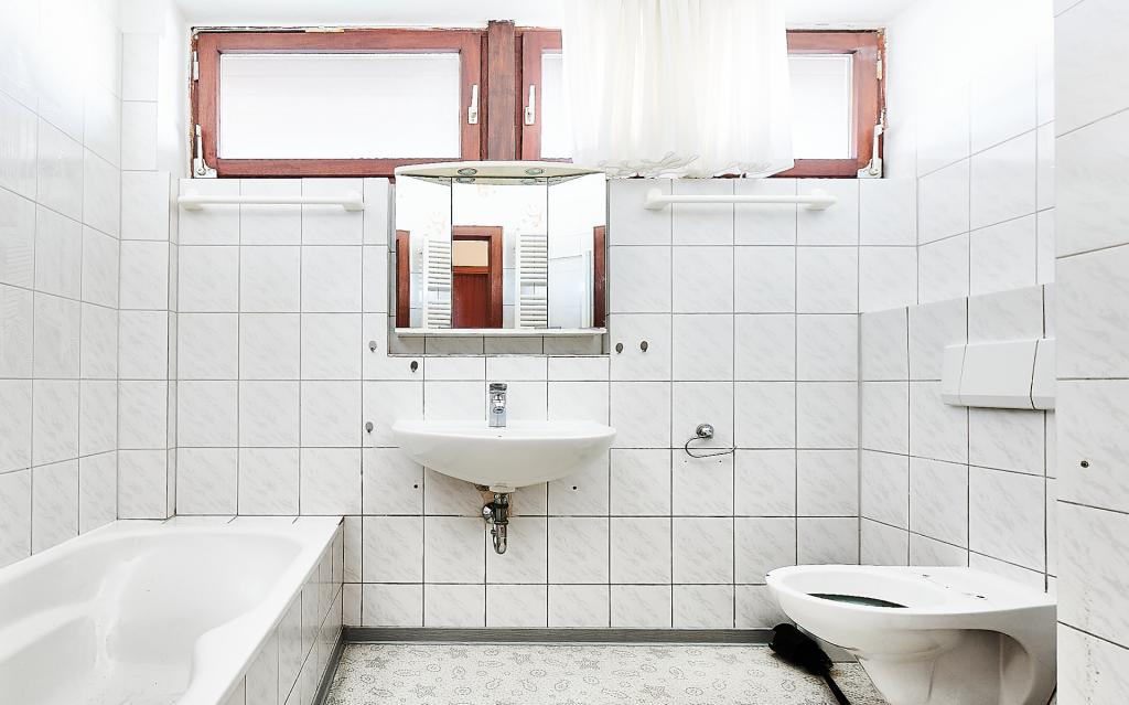Das Badezimmer im OG mit Badewanne