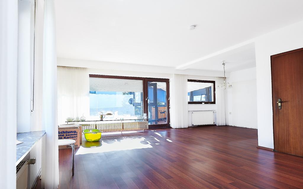 Der Wohn- Essbereich mit Blick in den Wintergarten