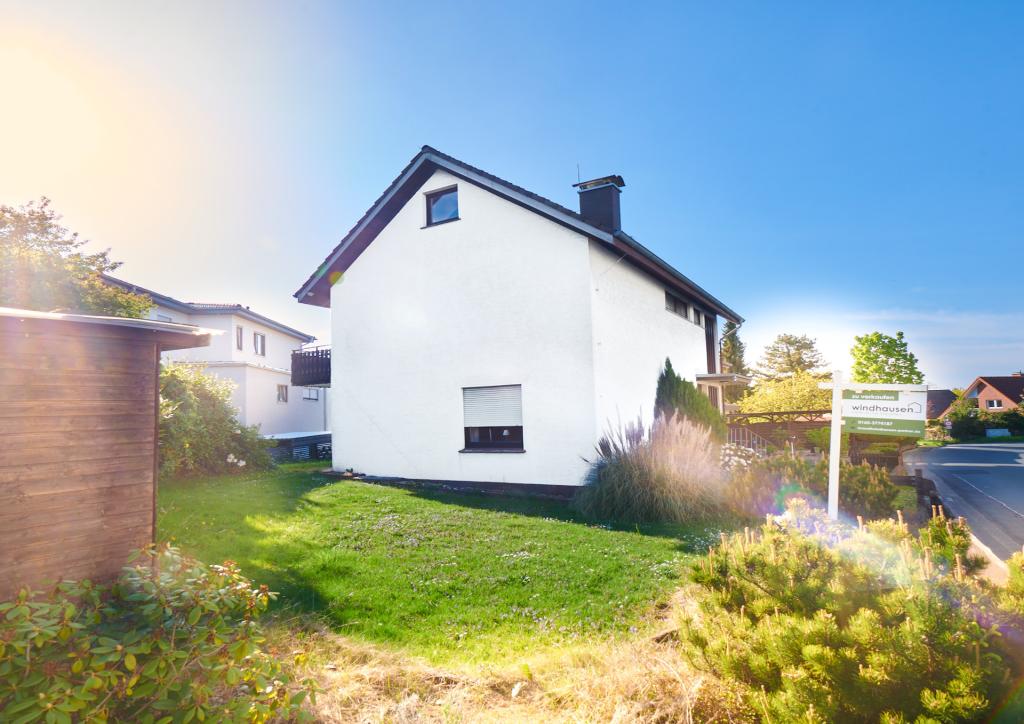Der Garten mit Blick auf das Haus 