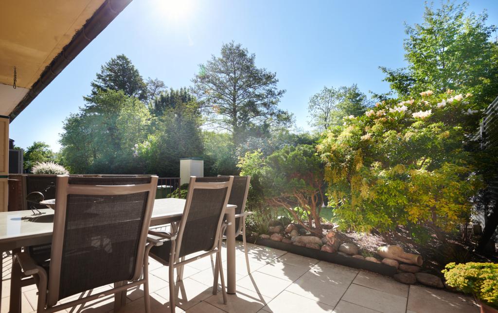 Der Blick von der Terrasse in den Garten