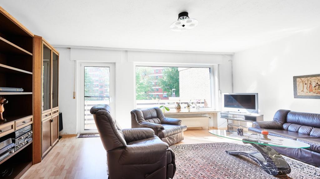 Das große Elternschlafzimmer im OG mit Zugang zum Balkon
