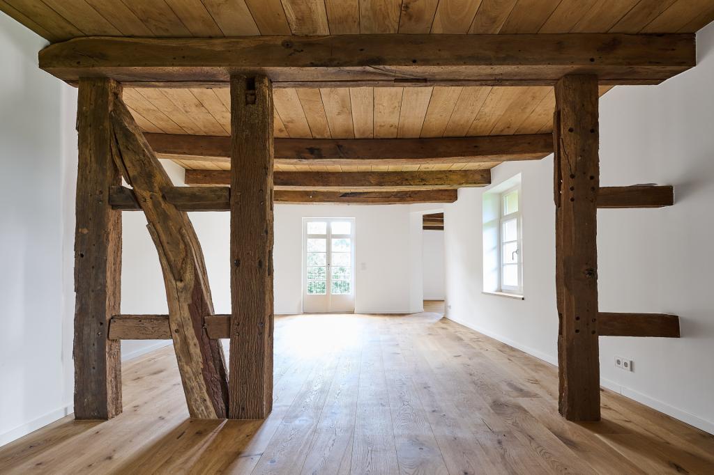Der helle Wohn- und Essbereich mit Blick auf den Balkon