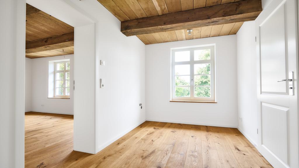 Der Blick in den Schlafraum mit eigenem Badezimmer und Flur