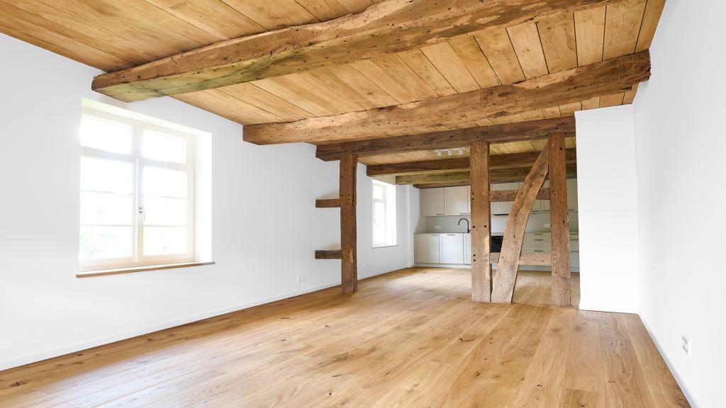 Der Essbereich mit Blick in die offene Küche