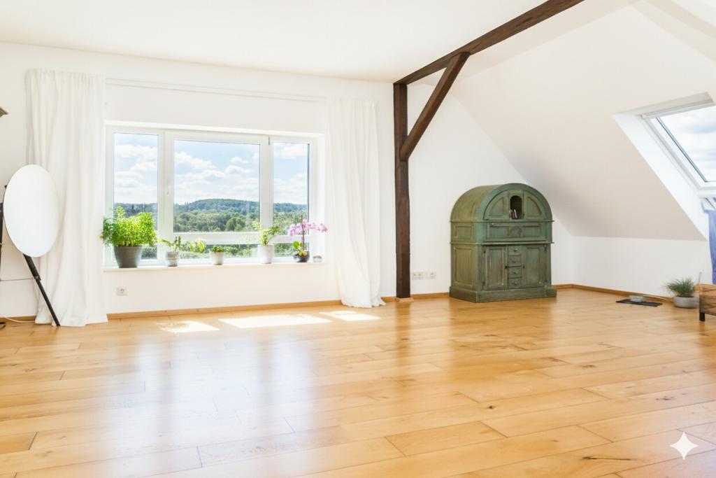 Das große und offene Wohnzimmer mit Blick ins Grüne