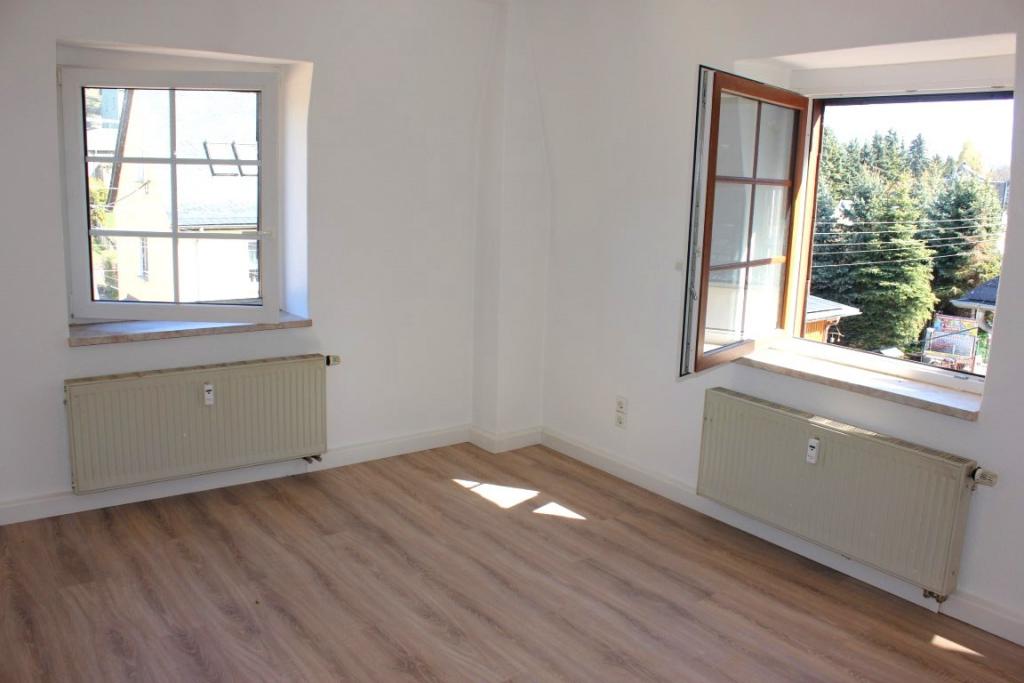 Wohnzimmer - 2-R-WHG Haus 2 DG rechts