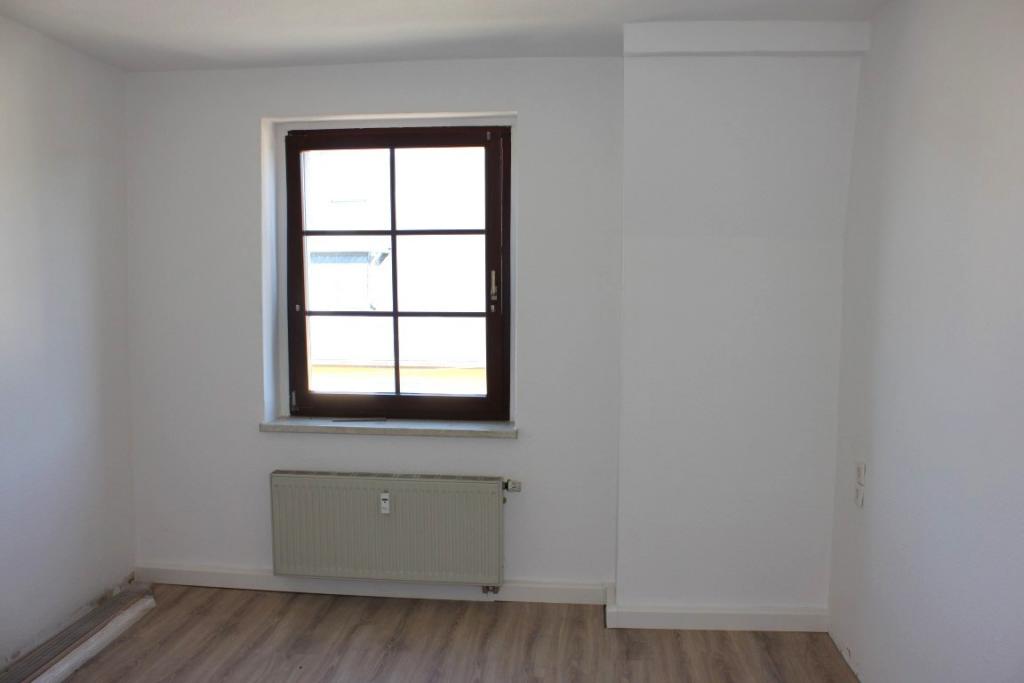 Wohnzimmer - 2-R-WHG Haus 2 DG rechts