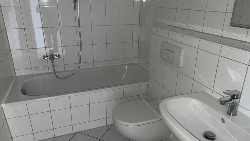 Bad mit Wanne und Dusche