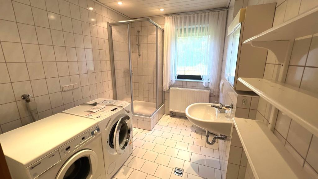 Waschraum mit Dusche im Keller