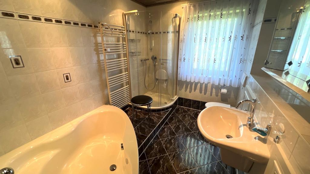 Bad mit Wanne und Dusche, WC