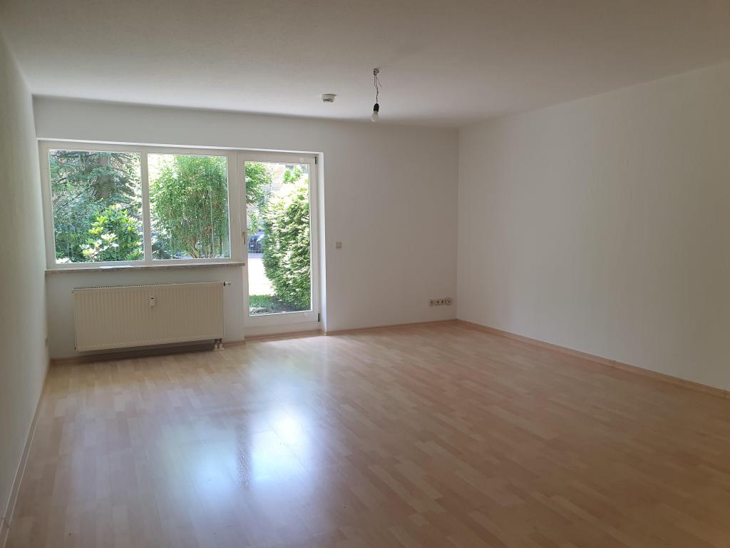 Wohnzimmer mit offener Küche