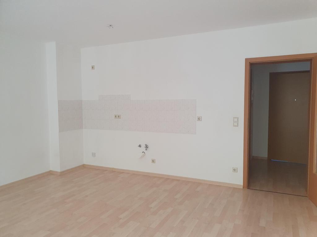 Wohnzimmer mit offener Küche