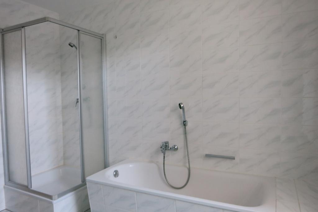 Dusche und Wanne