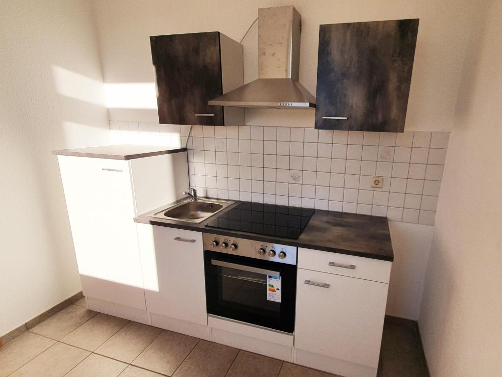 ...mit Ceranfeld, Backofen und Kühlschrank